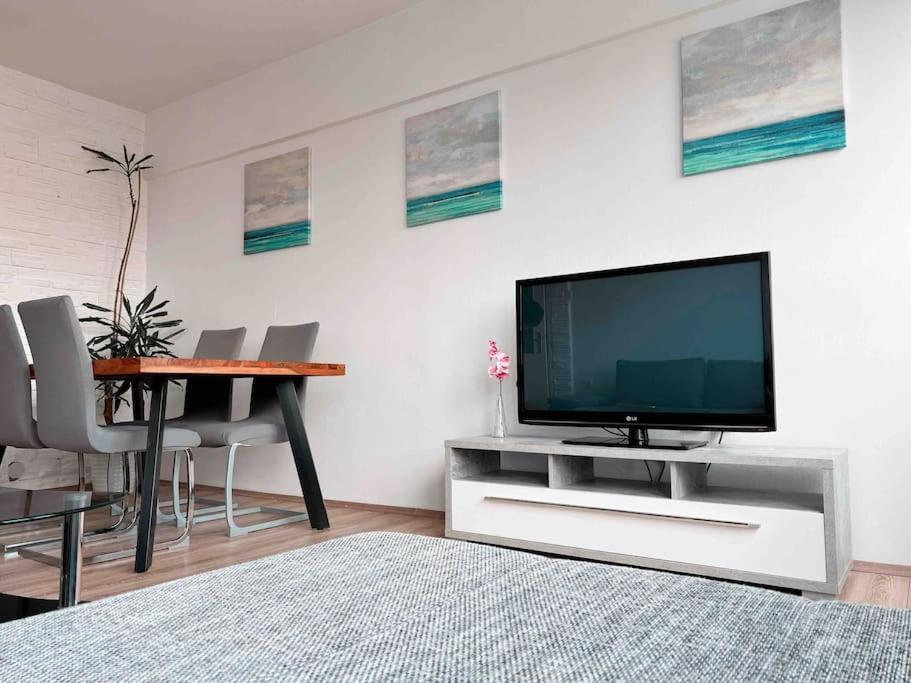 Apartma - East *